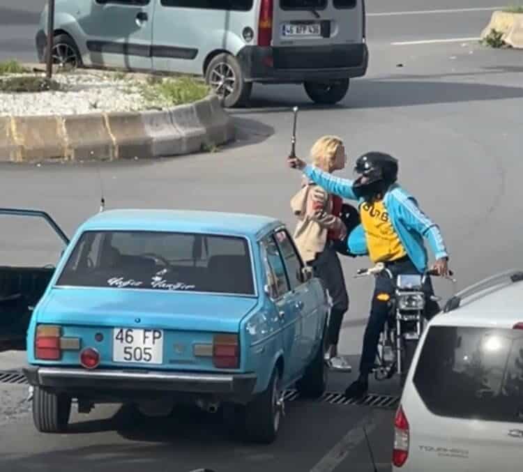 Kahramanmaraş'ta trafiğin yoğun olduğu Fetih Bulvarı'nda motosiklet ve otomobil sürücüleri