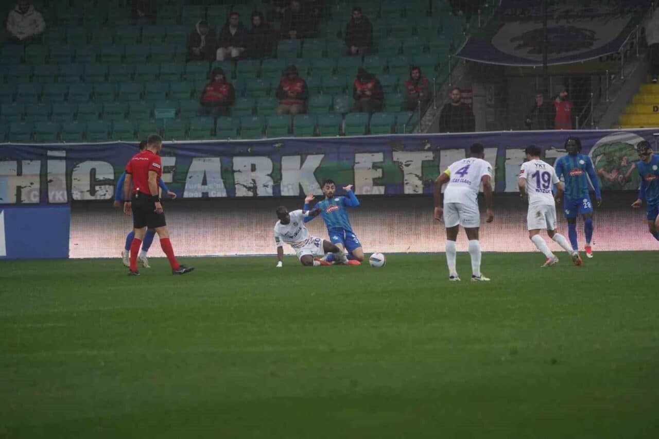 Trendyol Süper Lig 32. haftasında Çaykur Rizespor ile Eyüpspor'un karşılaşması,