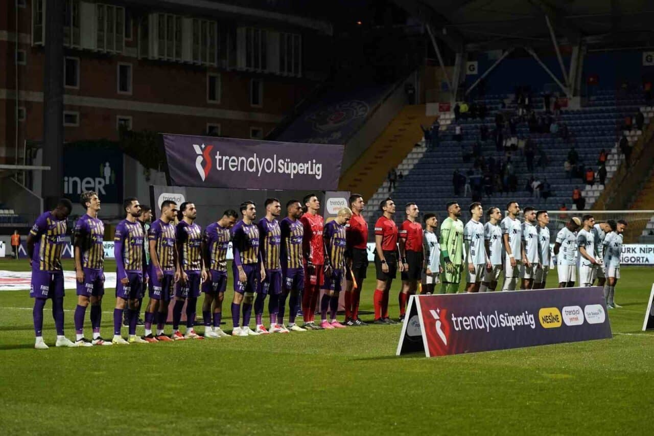 Trendyol Süper Lig'in 31. haftasında Eyüpspor, Adana Demirspor'u ağırlarken, maçın