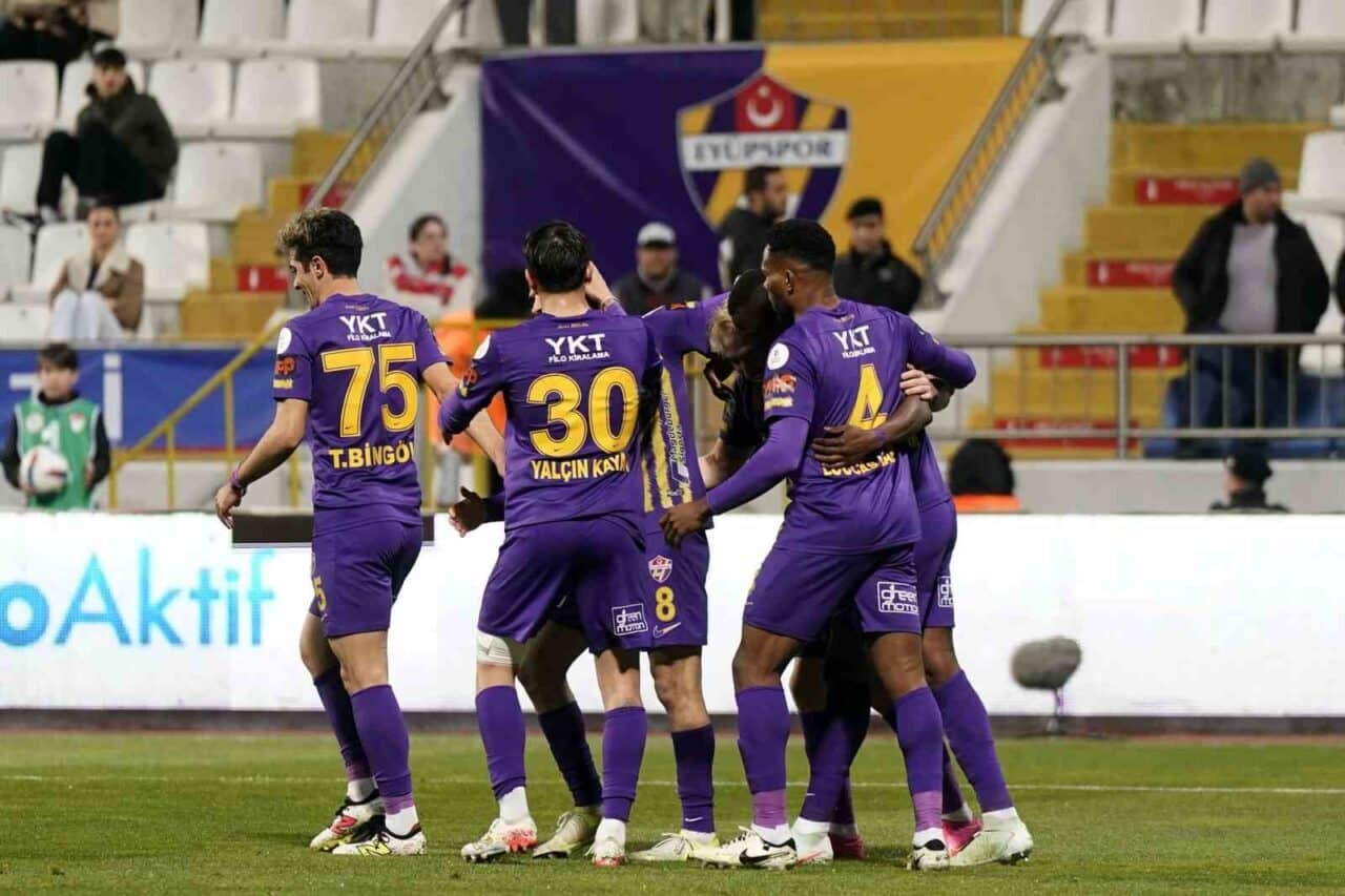 Trendyol Süper Lig'in 31. haftasında Eyüpspor, Adana Demirspor'u 3-0 mağlup