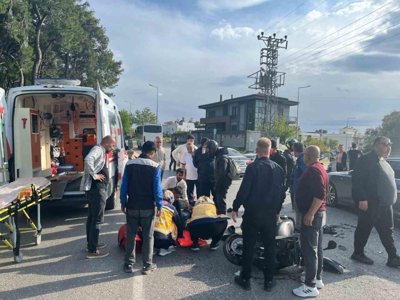 Antalya'nın Manavgat ilçesinde, motosiklet ile tur aracının çarpışması sonucu Ahmet