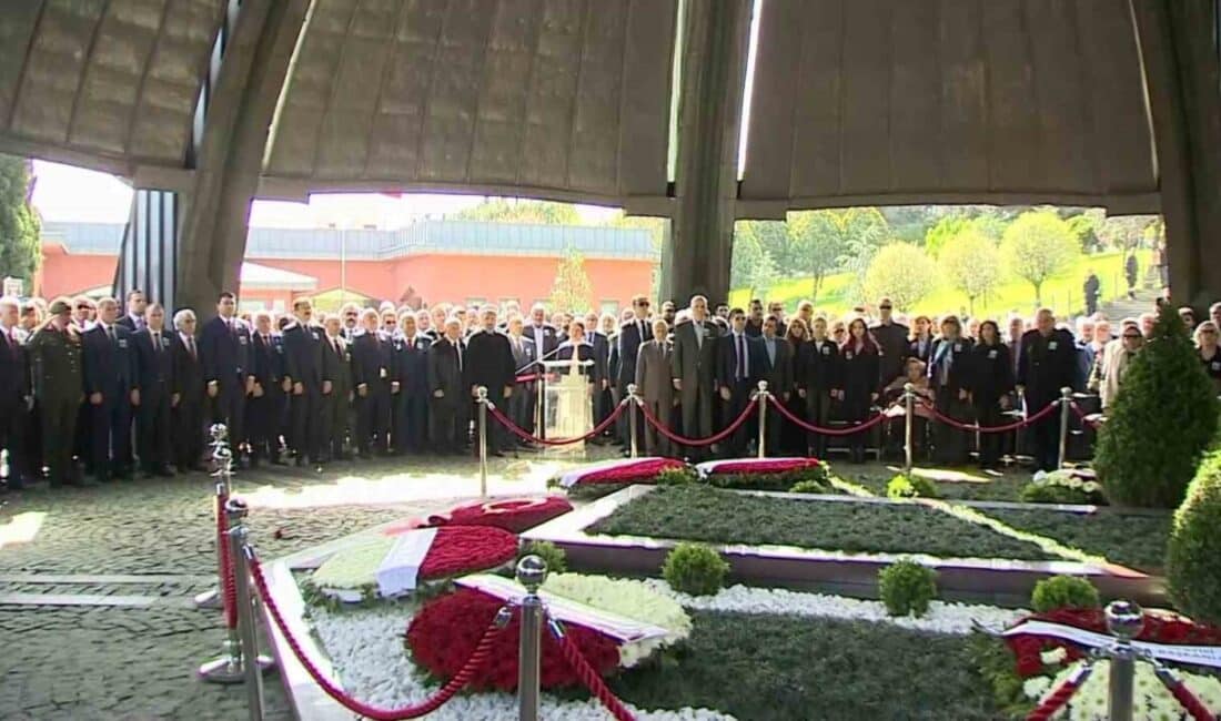 Turgut Özal, 32 yıl sonra kabri başında dualarla anıldı Turgut Özal, vefatının 32. yılında Topkapı Anıt Mezarı'nda düzenlenen bir