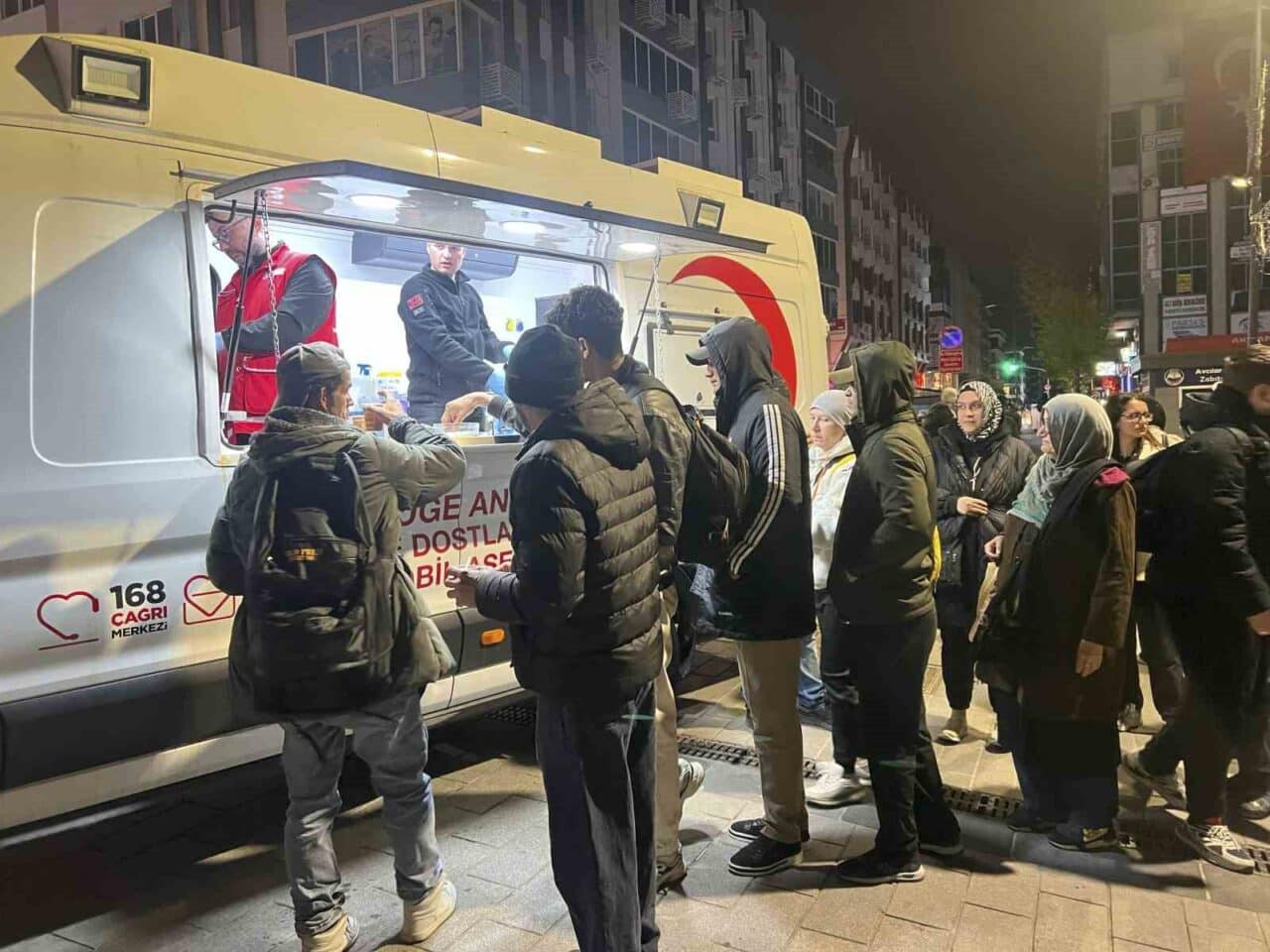 İstanbul'da meydana gelen 6.2 büyüklüğündeki deprem sonrası Türk Kızılay, toplanma