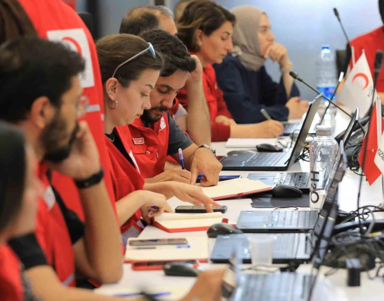 Türk Kızılay, Marmara Denizi'nde meydana gelen 6,2'lik depremin ardından İstanbul'da