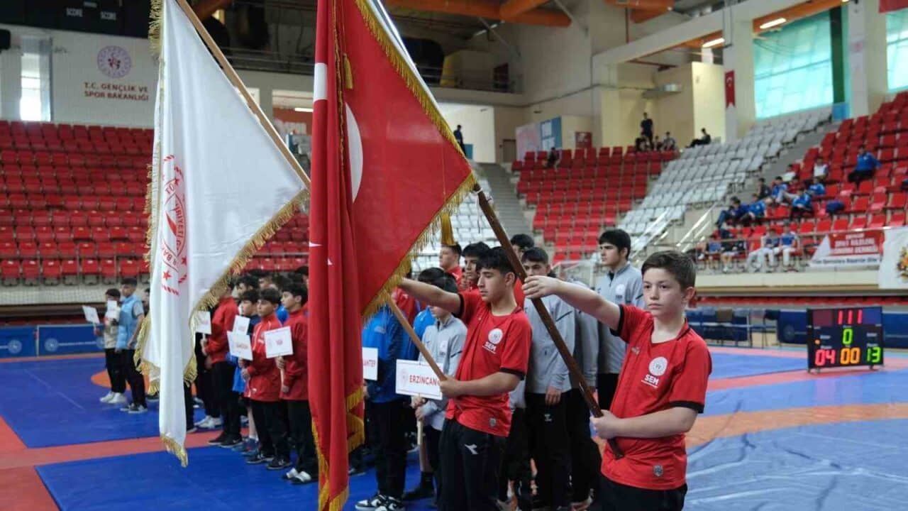 Erzincan'da U15 Türkiye Güreş Grup Müsabakaları, 35 ilden 725 sporcunun