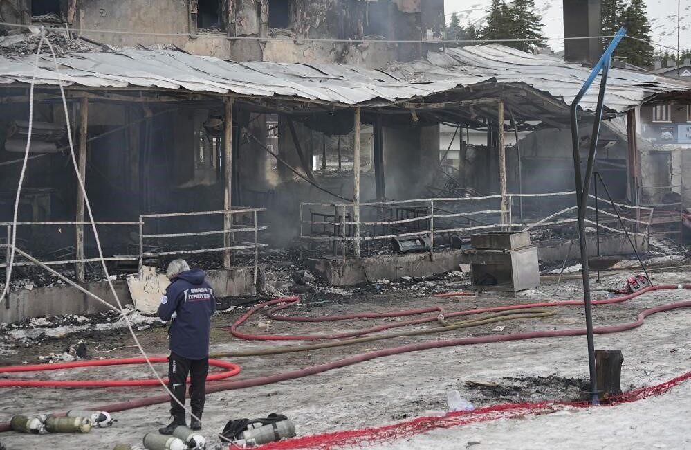 Uludağ’daki otel yangınında hayatını kaybeden milli kayakçının annesi de yaşam savaşını kaybetti Uludağ'daki otel yangınında milli kayakçı Berkin Usta'nın annesi Fikriye Usta,