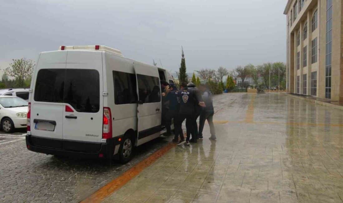 Uşak’ta Yasa Dışı Operasyon: Üç Şüpheli Tutuklandı Uşak merkezli operasyonda, M.M.Ç. ve B.Y. İstanbul'da, B.Ç. ise Hatay'da