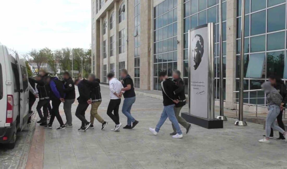 Uşak’ta düzenlenen uyuşturucu baskınında 11 kişi tutuklandı Uşak'ta düzenlenen uyuşturucu operasyonunda 11 kişi tutuklandı. Narkotik Şube ekipleri,