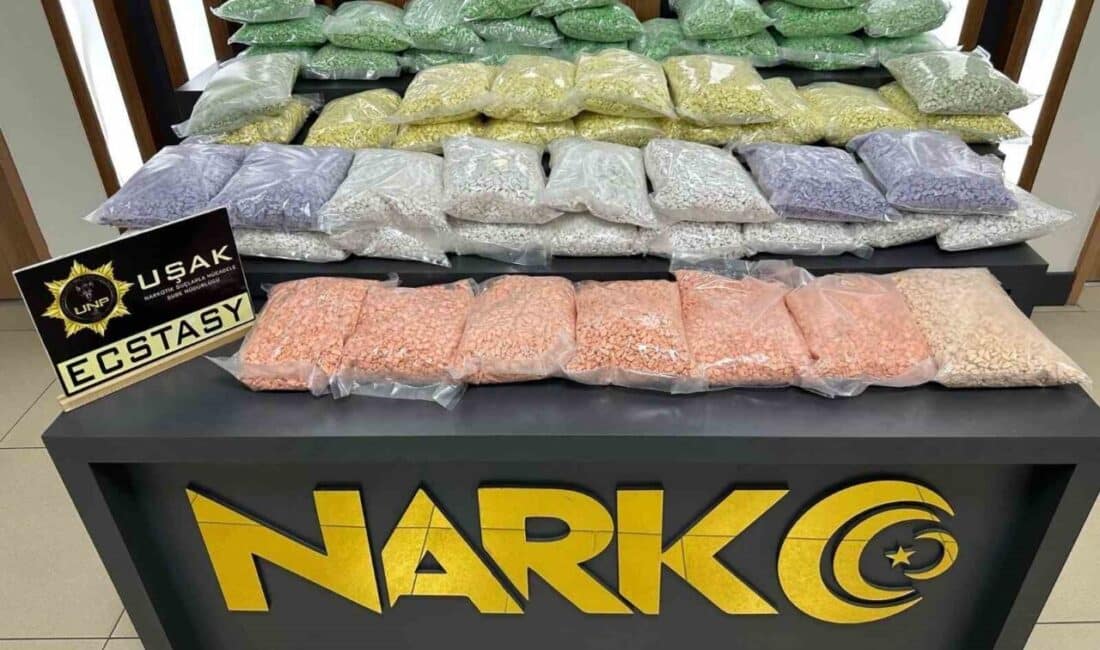 Uşak’ta Durdurulan Araçta 300 Bin Uyuşturucu Hap Bulundu, 2 Şüpheli Tutuklandı Uşak'ta yapılan bir operasyonda, durdurulan araçta 300 bin uyuşturucu hap
