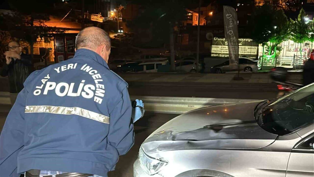 Uşak'ta, O.U. (53) yönetimindeki otomobilin çarptığı 59 yaşındaki Fadime Azman,
