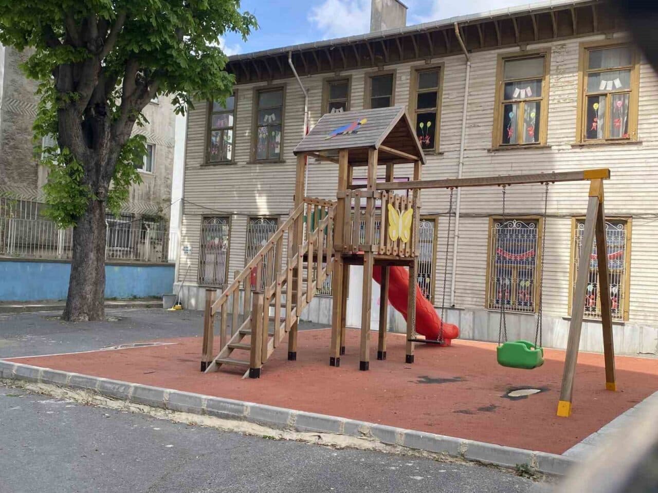 İstanbul'da meydana gelen 6.2 büyüklüğündeki deprem sonrası Üsküdar'daki Halil Rüştü