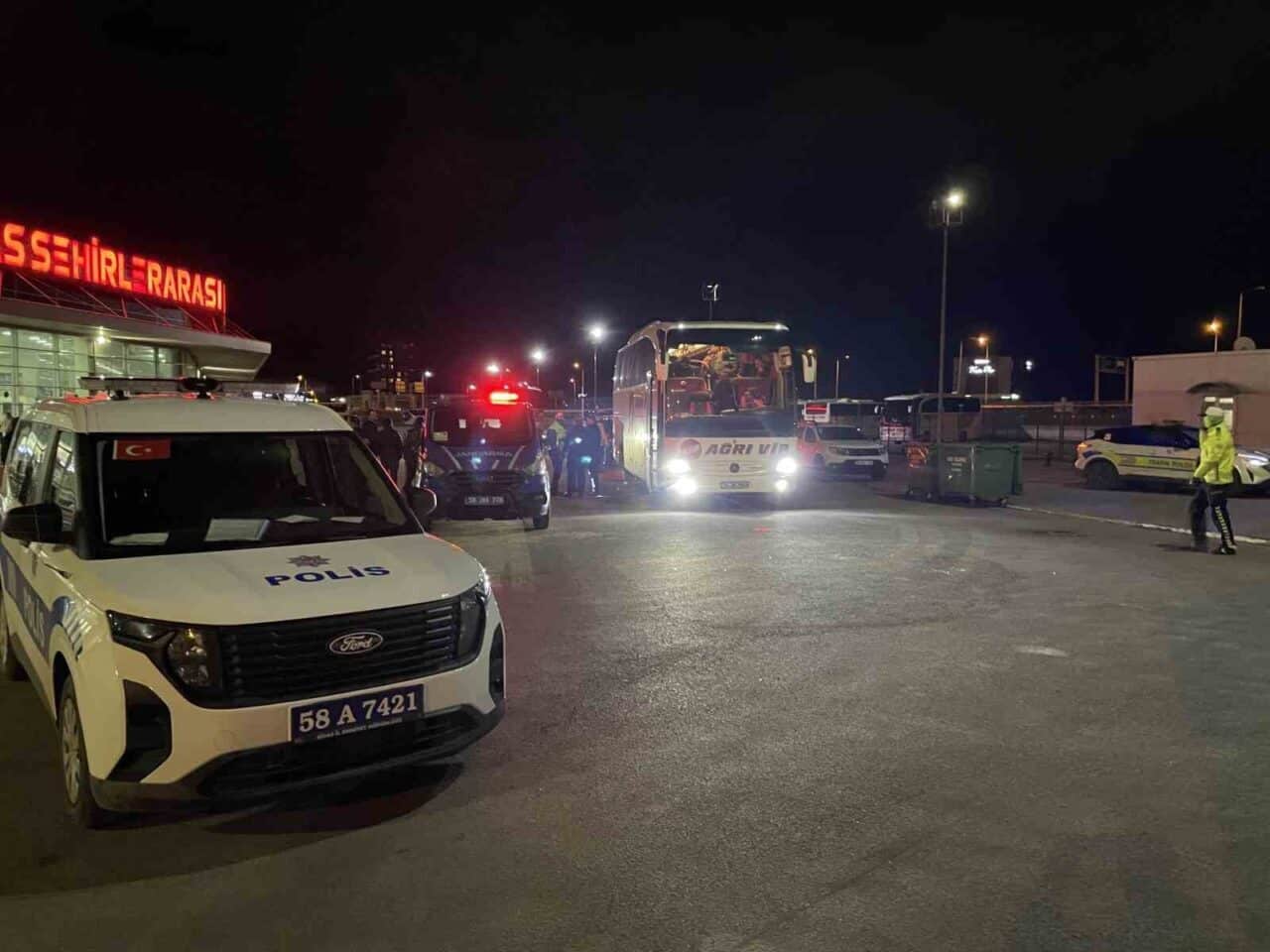 Sivas'ta sürücü A.K., otobüsle giderken bir şeye çarptığını düşünüp jandarmaya
