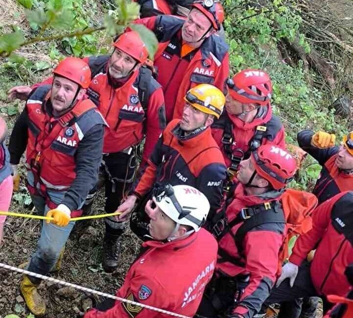 Rize’de Ağaç Kesimi Sırasında Devrilen Ağaç 51 Yaşındaki Muhtarı Hayatından Etti Rize'nin Tunca beldesinde ağaç kesimi sırasında Yalçın Kuloğlu (51), üzerine