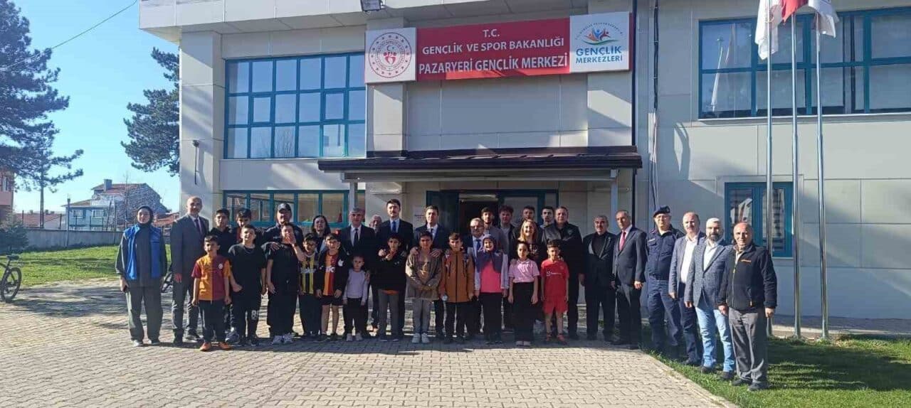 Bilecik Valisi Şefik Aygöl, Pazaryeri ilçesindeki yeni Halk Kütüphanesi'ni inceledi.