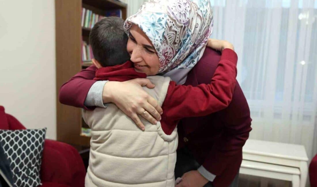 Vali Yiğitbaşı, Sevgi Evleri’ndeki çocukları bayramda ziyaret ederek hediyeler ve harçlık dağıttı. Afyonkarahisar Valisi Doç. Dr. Kübra Güran Yiğitbaşı, Sevgi Evleri'nde kalan
