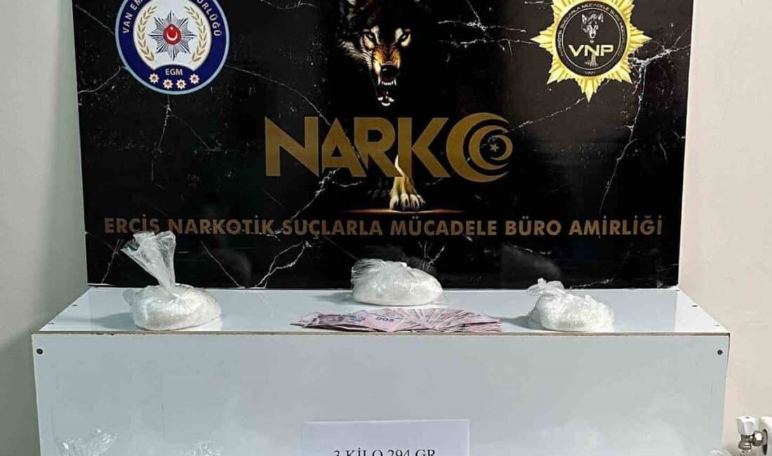 Van’da uyuşturucu operasyonunda 3 kilo 294 gram metamfetamin ve 25 bin TL ele geçirildi, bir kişi gözaltına alındı. Van'da Emniyet Müdürlüğü, uyuşturucu ticaretine karşı gerçekleştirdiği operasyonda 3 kilo