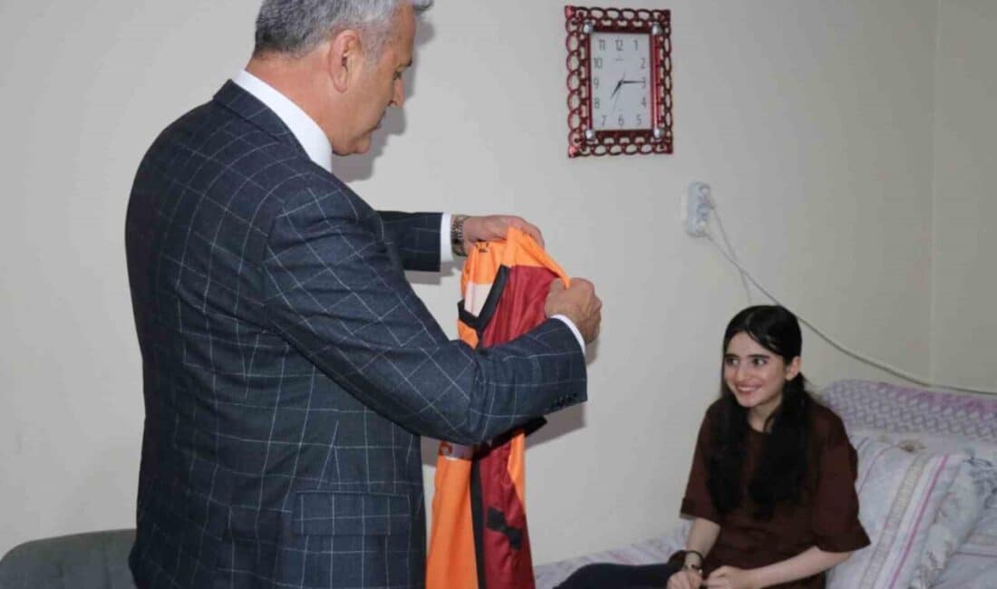 Kas hastalığı nedeniyle yatağa bağımlı yaşayan 14 yaşındaki Nafiye Olgun,