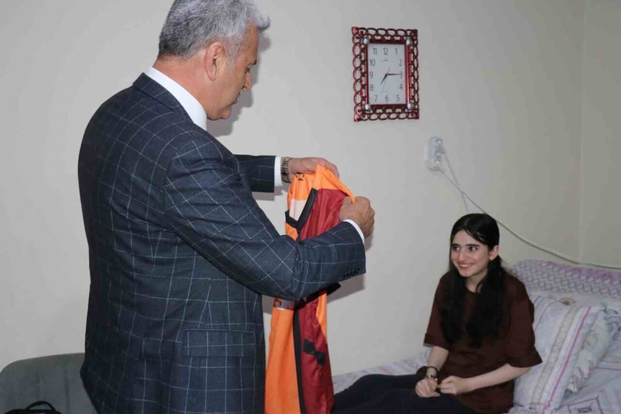 Kas hastalığı nedeniyle yatağa bağımlı yaşayan 14 yaşındaki Nafiye Olgun,