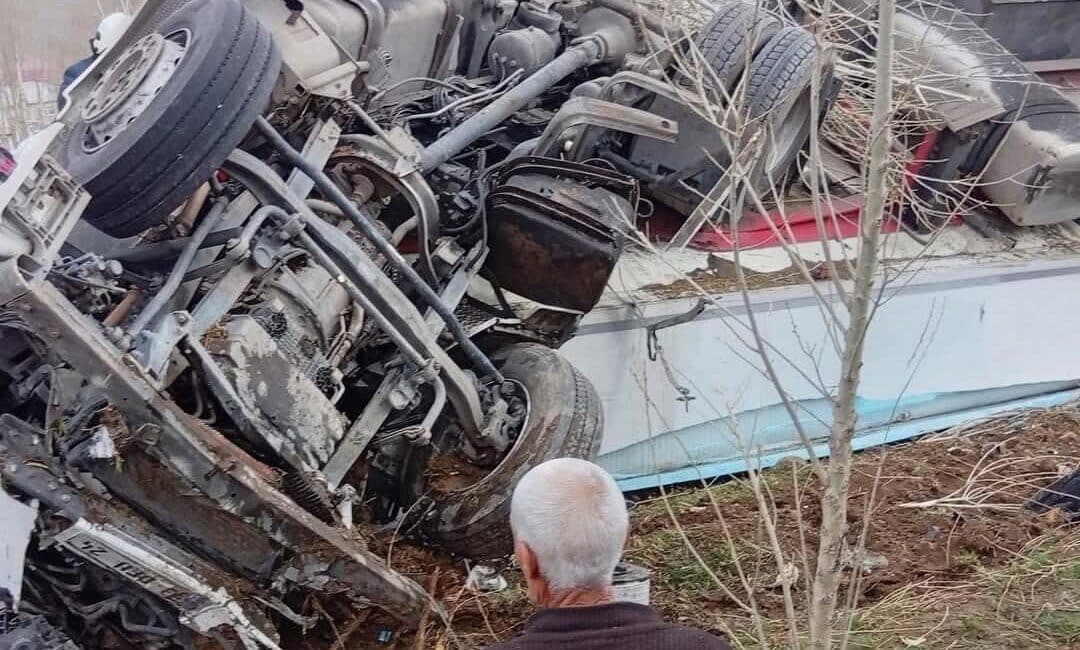 Muradiye’de Tırın Devrilmesi Sonucu Tek Yaralı Trafik Kazası Meydana Geldi Van'ın Muradiye ilçesinde 33 DEU 24 plakalı tırın devrilmesi sonucu