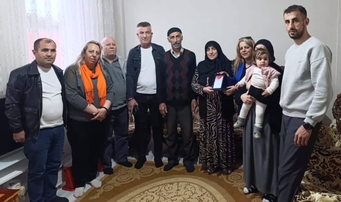 Erzurum Yeni Medya Derneği, Anneler Günü’nde Şehit Piyade Uzman Çavuş Nurettin Tokyürek’in Annesini “Yılın Annesi” Olarak Onurlandırdı Erzurum Yeni Medya Derneği, Anneler Günü öncesi Piyade Uzman Çavuş