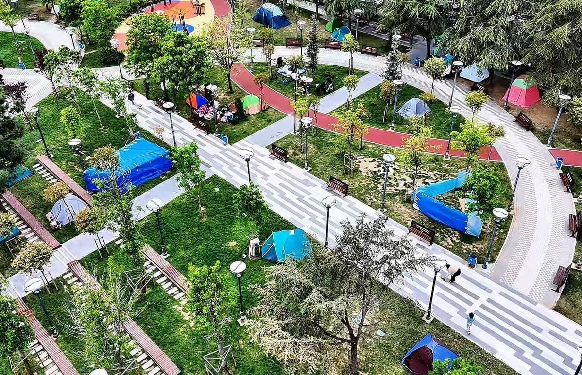 İstanbul'da 6.2 büyüklüğündeki deprem sonrası Kuleli Parkı'nda vatandaşlar çadır kurarak