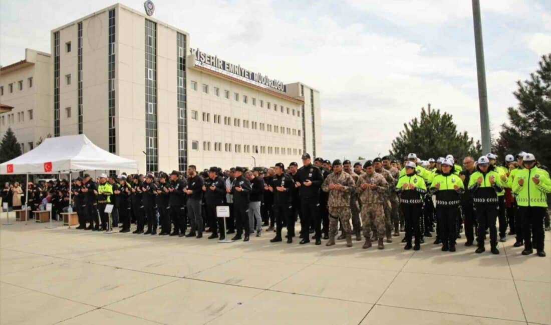 Eskişehir’de çoklu organ yetmezliğinden hayatını kaybeden polis memuru Altan Yalım, düzenlenen törenin ardından son yolculuğuna uğurlandı. Eskişehir’de çoklu organ yetmezliği nedeniyle hayatını kaybeden polis memuru Altan