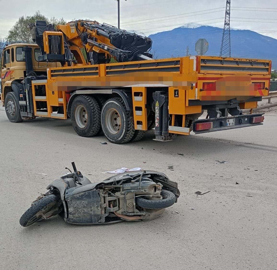 Bursa'nın İnegöl ilçesinde meydana gelen trafik kazasında, vinç ile motosikletin