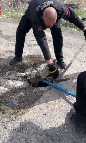 Sivas’ta yağmur tahliye hattına düşen yavru ördek, itfaiye tarafından kurtarıldı. Sivas'ta Kızılırmak Mahallesi'nde yağmur suyu tahliye hattına düşen yavru ördek,