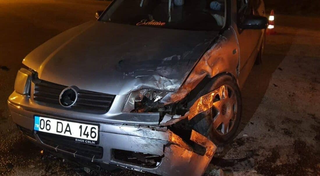 Yalvaç’ta Kafa Kafaya Çarpışan Araçlar Sonucu 3 Kişi Yaralandı Isparta'nın Yalvaç ilçesindeki trafik kazasında M.Ç., T.K. ve E.Ç. isimli