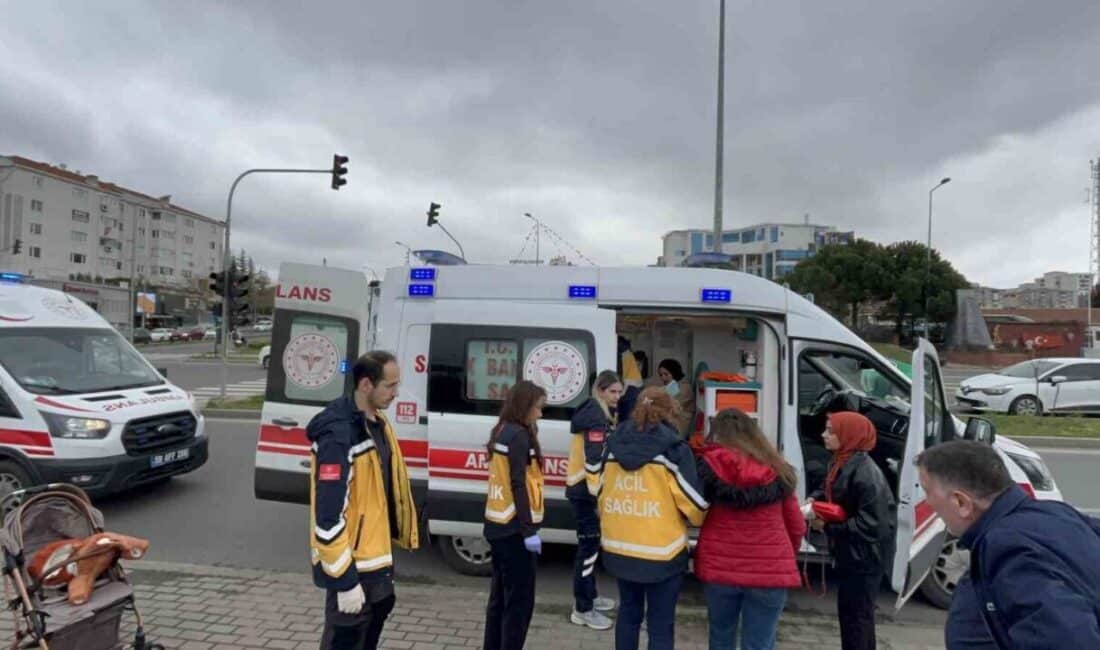 Çorlu’da yaya geçidini kullanırken otomobilin çarptığı anne ve bebek hastaneye kaldırıldı. Tekirdağ'ın Çorlu ilçesinde, M.Ş. yönetimindeki otomobil, yaya geçidinden geçerken E.P.