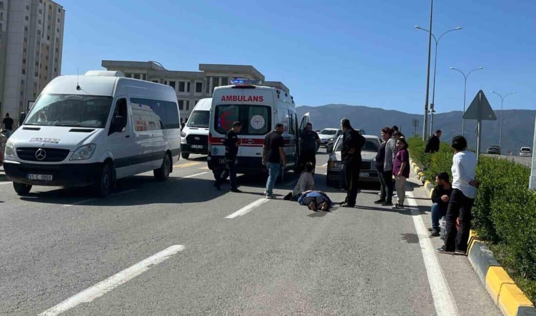 Hatay’da Yaya Geçidinde Otomobilin Çarptığı Kadın Hastaneye Kaldırıldı Hatay'ın Antakya ilçesinde yaya geçidinde otomobilin çarptığı kadın yaralandı. Olay