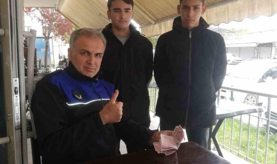 Osmaneli’nde Duyarlı Gençler, Kayıp Parayı Zabıta Ekiplerine Teslim Ederek Dürüstlük Örneği Sergiledi Osmaneli’nde bir grup genç, kaybettikleri parayı zabıtaya teslim ederek takdir