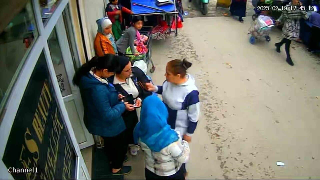 Adana'da semt pazarında E.Ç. ve M.A. isimli iki kadın, alışveriş