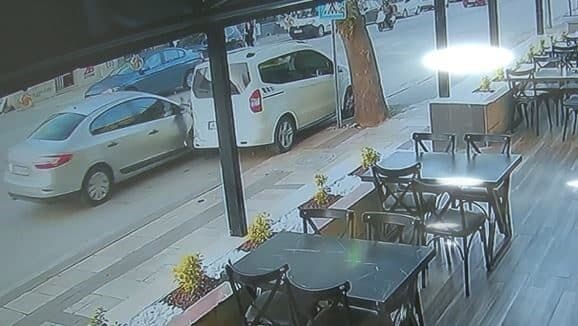 Pamukkale ilçesi İncilipınar Mahallesi'nde bir otomobil, ara sokaktan aniden ana