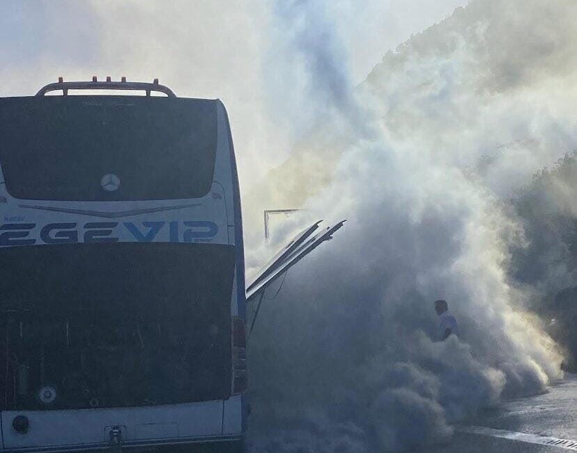 Hatay’da Otobüs Motorundaki Arıza Panik Yaratırken, Yangın Şüphesi Kameralara Yansıdı Hatay'da Ege VİP firmasına ait bir yolcu otobüsü, motor arızası