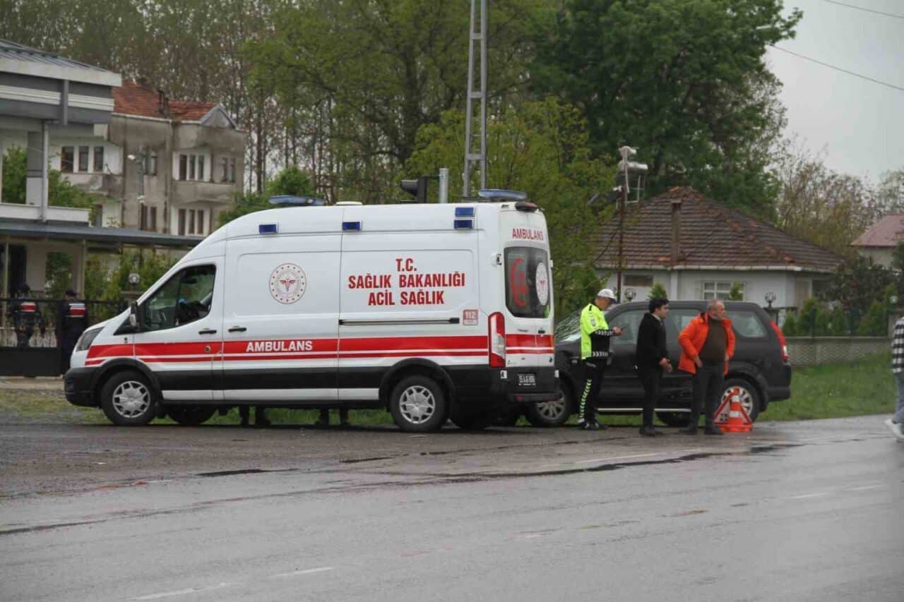 Samsun'un Çarşamba ilçesinde bir yolcu otobüsü, trafik ışığında bekleyen iki