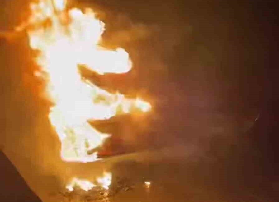 Hatay’da yolcu otobüsünde çıkan yangın hızlı müdahale ile kontrol altına alındı. Hatay'da seyir halindeki Öz Sivas yolcu otobüsünde çıkan yangın, bir