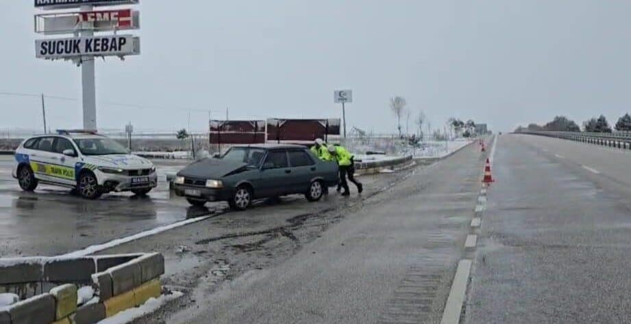 Afyonkarahisar’da Kar Yağışı, Trafikte Sorunlara Neden Olurken, Yolda Kalan Sürücülere Polis Yardım Etti Afyonkarahisar'da sabah saatlerinde başlayan kar yağışı, trafik kazalarına ve yolda
