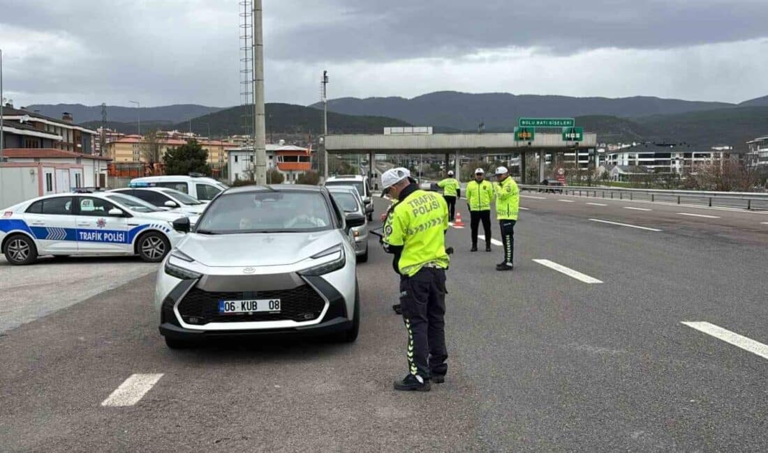 İstanbul’a dönüş yolculuğu Ramazan Bayramı’nın son gününde başladı, Bolu’da yoğun denetim uygulanıyor. Ramazan Bayramı'nın son gününde tatilcilerin İstanbul'a dönüşü başladı. Bolu'da, Bolu