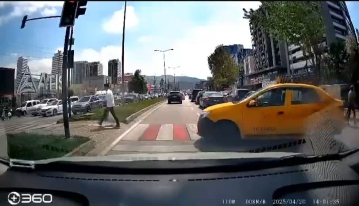 Bursa'nın Nilüfer ilçesinde bir taksi şoförü, yaya geçidini işgal ederek