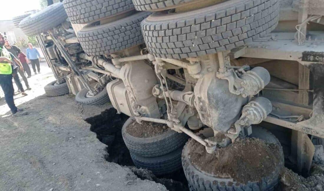 Dörtyol’da Yolda Çökme Nedeniyle Kum Yüklü Kamyon Devrildi, Şoför Yaralandı Hatay’ın Dörtyol ilçesi Yeşilköy Mahallesi'nde bir kamyon yol çökmesi nedeniyle