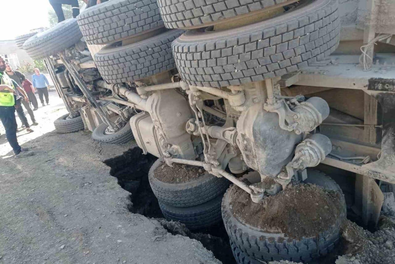 Hatay’ın Dörtyol ilçesi Yeşilköy Mahallesi'nde bir kamyon yol çökmesi nedeniyle