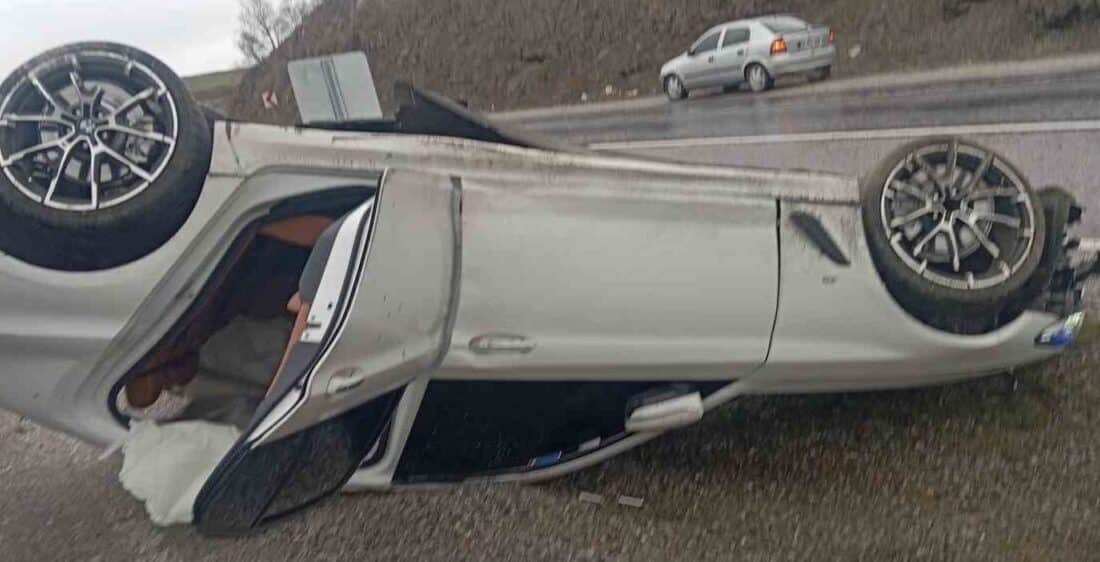 Yozgat Akdağmadeni’nde Lüks Araç Takla Attı, 3 Yaralı! Yozgat'ın Akdağmadeni ilçesinde A.K.'nın kullandığı BMW marka lüks otomobil, sürücünün