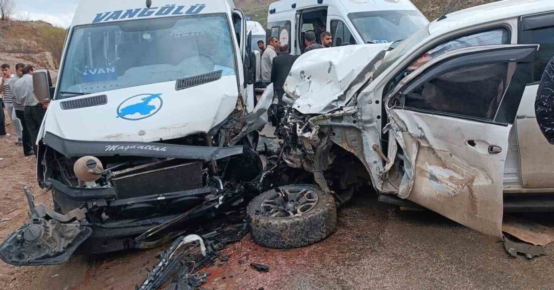 Yüksekova’da Yolcu Minibüsü ile Ticari Araç Çarpıştı: 1’i Ağır 4 Yaralı Hakkari'nin Yüksekova ilçesinde yolcu minibüsü ile hafif ticari aracın çarpışması
