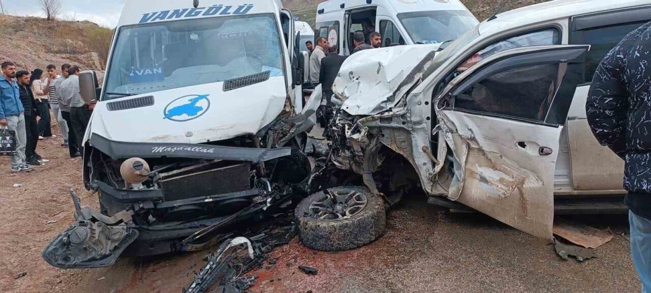Hakkari'nin Yüksekova ilçesinde yolcu minibüsü ile hafif ticari aracın çarpışması