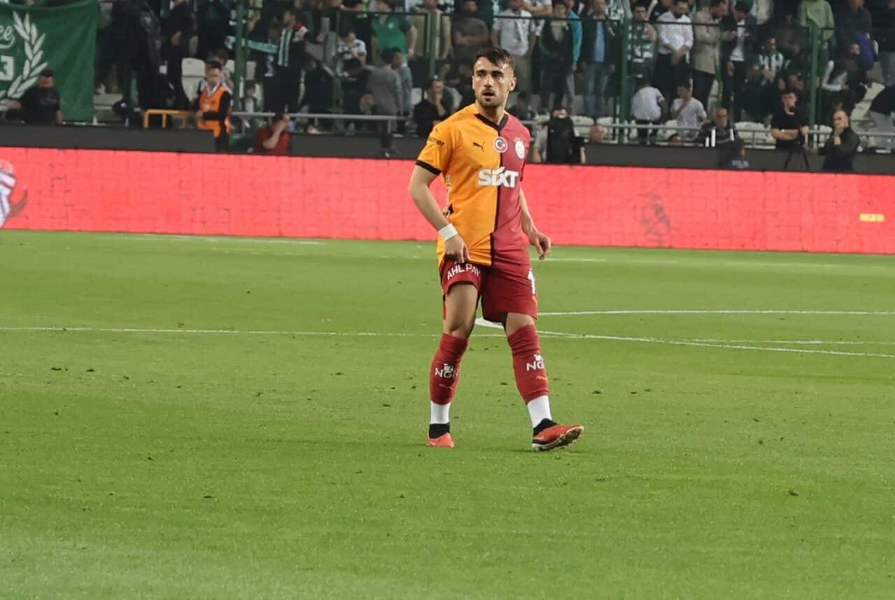 Yunus Akgün, Galatasaray ile Konyaspor karşılaşmasında 100. resmi maçına çıkarak