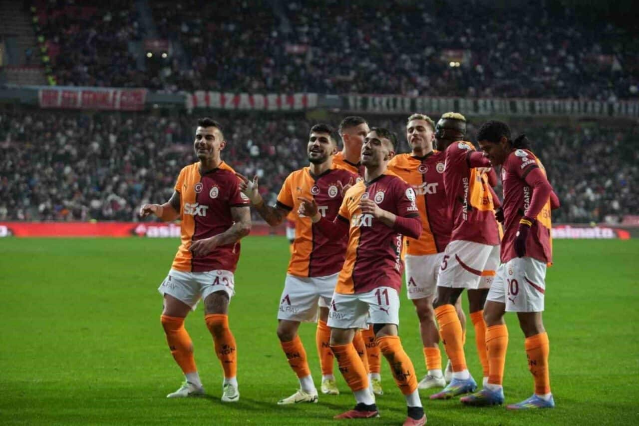 Galatasaray'ın futbolcusu Yunus Akgün, Samsunspor ile oynanan maçta 14. dakikada