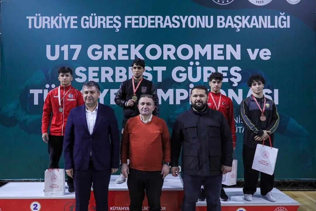 Yunusemre Belediyespor’un güreşçisi Kadir Kadiroğlu, Kütahya'daki U17 Grekoromen Güreş Türkiye