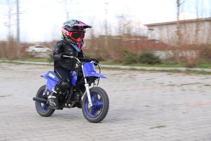 Eskişehir'de yaşayan Samet Boyracı, 3 yaşındaki oğlu Atakan'a motosiklet sürüşü