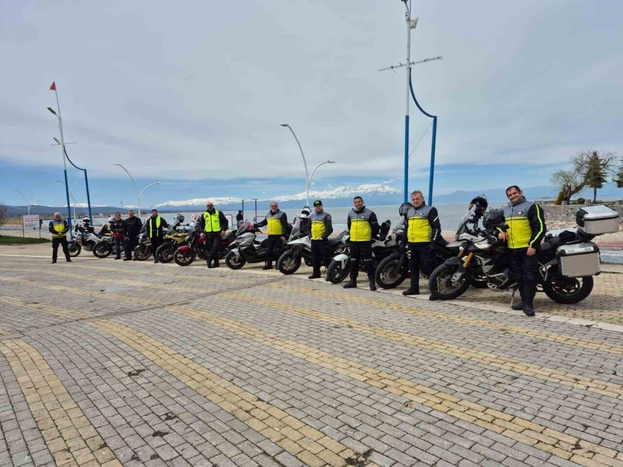 Eskişehir'den Manavgat'a motosikletle yola çıkan 12 kişilik grup, Afyonkarahisar'da kar